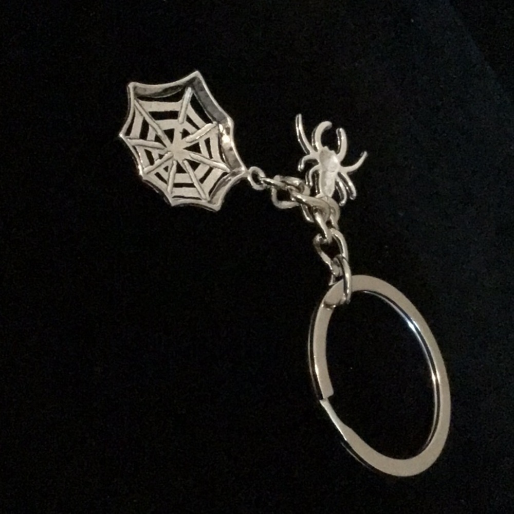 Spider & Web Keychain - Picture 5 of 6